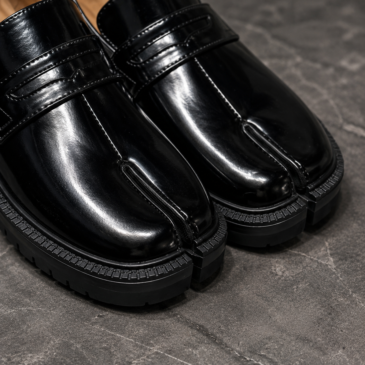 Sloane | Glossy Split-Toe Leather Flats